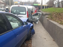 В Запорожье пассажирку автомобиля зажало поврежденными конструкциями