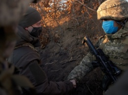 Зеленский встретился с военными на передовой