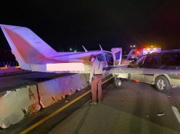 В США самолет приземлился на автостраду и столкнулся с внедорожником (ВИДЕО)