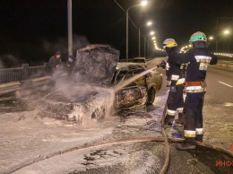 В Днепре на Кайдакском мосту сгорел Opel
