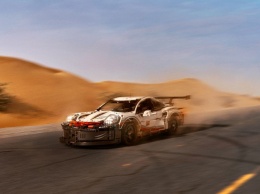 Фотограф «запечатлел» полноразмерный Porsche 911 RSR из Lego на дорогах Дубая
