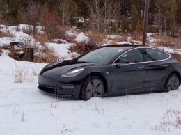 Седан Tesla Model 3 теряет запас хода из-за стоянки на морозе