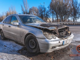 В Днепре на Запорожском шоссе на ходу загорелся Mercedes