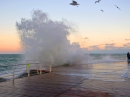 Декабрьский шторм: одесситы наслаждаются бушующим морем