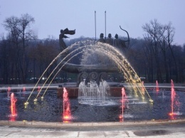 Приходи посмотреть: как выглядит обновленный фонтан у памятника основателям Киева