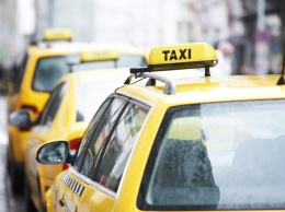 Шведские таксисты зарабатывают, развозя тесты на COVID-19