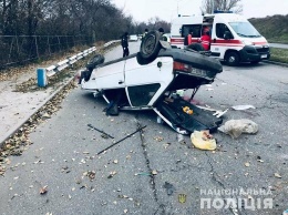 На запорожской трассе перевернулась машина: водитель и три ребенка в больнице, - ФОТО