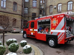 Львовские спасатели получили интересный пожарный автомобиль (фото)