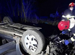 ДТП под Хмельницким: покореженный автомобиль "пленил" пассажиров