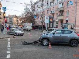 Opel отбросило на тротуар. Он сбил днепрянку (ВИДЕО)