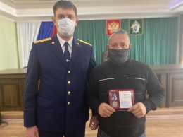 В Следкоме наградили крымчан, которые спасли жизни другим