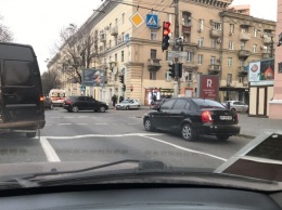 Видео момента ДТП: на проспекте Яворницкого сбили женщину на тротуаре