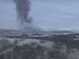 Вулкан на Курилах выбросил столб пепла на 3 км, все вокруг затянуло "шлейфом": видео