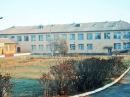 В Черкасской области директора школы, который варил самогон в актовом зале школы и издевался над детьми, восстановили в должности