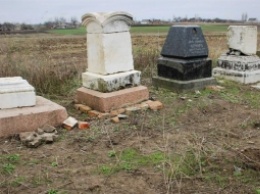 Полиция открыла уголовное производство по факту повреждения памятников на «Еврейском кладбище» в Запорожской области