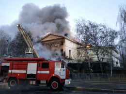 Сгорело историческое здание в центре города, есть жертвы (видео)