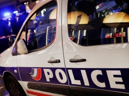 Во Франции неизвестный напал с ножом на полицейских