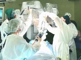 В Украине впервые провели операцию с помощью робота-хирурга