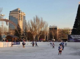 Локдаун вносит коррективы в новогодний городок на Фестивальной: катка может не быть