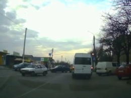 В Мелитополе ВАЗ таранил Москвич и скрылся с места ДТП - момент попал на видео