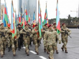 Конфликт в Нагорном Карабахе: В Баку прошел парад Победы, в Ереване - митинг и стычки с полицией
