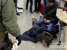 В Мариуполе мужчина ворвался в банк и захватил трех заложниц (фото)