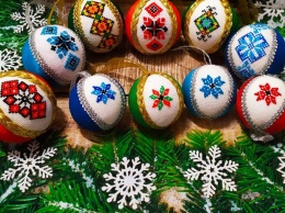 Запорожанка делает новогодние шары с украинской вышивкой по японской технологии
