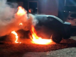 В Кривом Роге пожарные потушили пылающий автомобиль