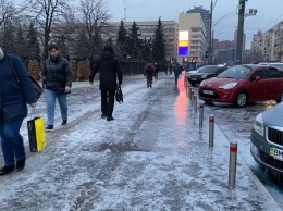 В Киеве улицы покрылись льдом, а машины застряли в пробках: как люди добираются на работу, фото
