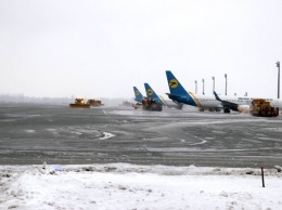 Ледяной коллапс: в аэропортах Киева самолеты не смогли приземлиться из-за непогоды