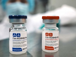 AstraZeneca проведет совместные испытания британской вакцины и российского "Спутника V"