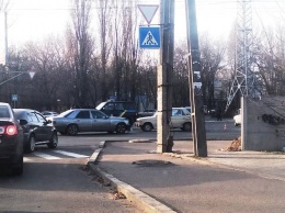 В Никополе на улице Электрометаллургов столкнулись Mercedes и "Жигули": есть пострадавший