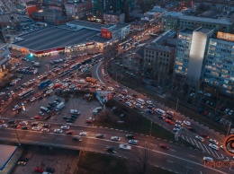 Из-за аварии под Новым мостом центр Днепра застрял в пробках