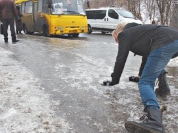 В БСП Киева коллапс из-за гололеда: "скорые" стоят в очереди