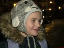 Падающая звезда: девочка, преодолевающая гололед на Андреевском, прославилась в сети
