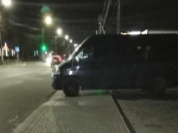 В Мелитополе автохам на микроавтобусе перегородил тротуар (фото)
