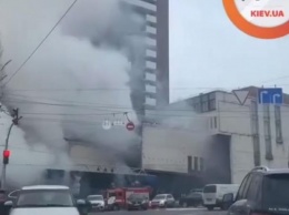 Крупный пожар в Киеве: горит гостиница - СМИ (ВИДЕО)