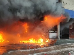 В центре Киева горит вход в гостиницу
