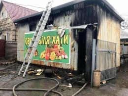 В Запорожье горел овощной киоск - пламя тушили 11 спасателей
