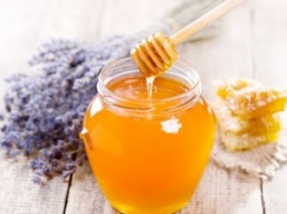 Медики объяснили, почему не стоит добавлять мед в горячий чай