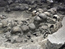 В Мексике раскопали новые части ацтекской башни из черепов