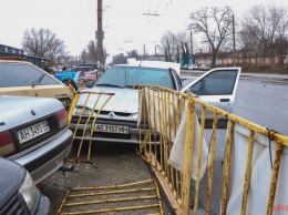 В Днепре на проспекте Хмельницкого Daewoo въехал в Renault: сломанным забором задело три припаркованные машины