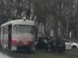 Жесть: на Шевченковском трамвай протаранил легковушку (видео)