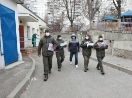 В Харькове офицеры Нацгвардии привезли подарки обездоленным детям (фото)