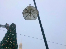 В Киеве после скандала церковников поспешили снять шляпу с главной елки страны (ФОТО)