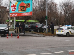 В Днепре на Поля из-за столкновения с Toyota, Skoda отбросило в девушку на тротуаре