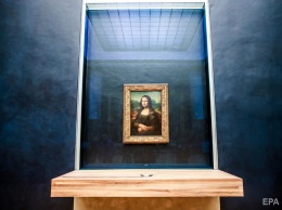 Лувр выставил на торги "свидание" со знаменитой "Мона Лизой". Впервые за полвека ее можно будет увидеть без стекла