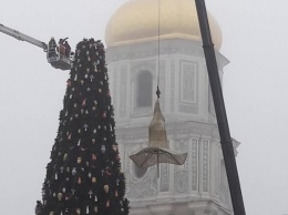 Теперь без верхушки: с елки на Софийской площади сняли шляпу
