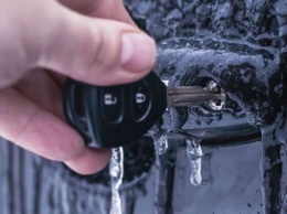 Как открыть машину, если примерзли двери или замерзли замки