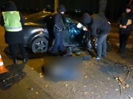 В Кривом Роге Mazda врезалась в дерево: погиб пассажир